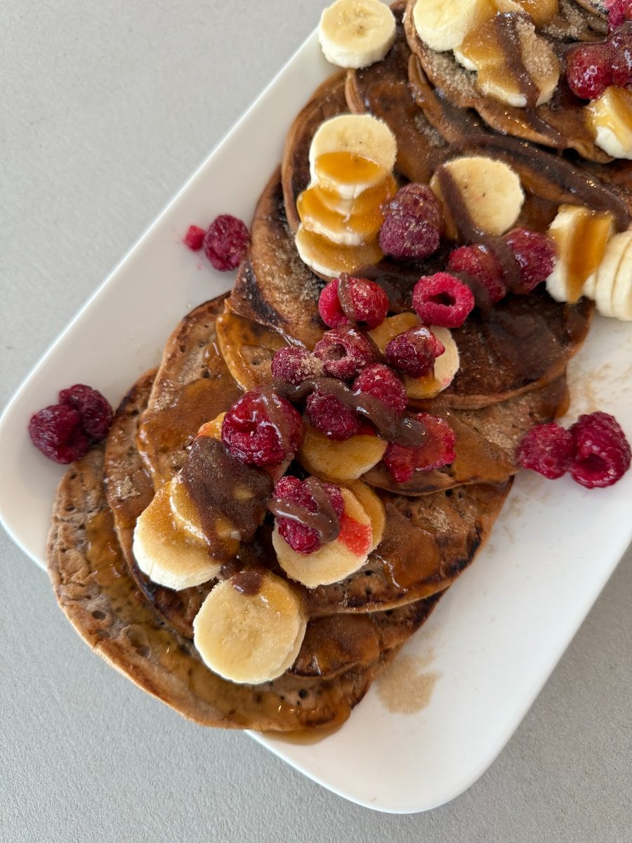 Pancakes banane et framboises