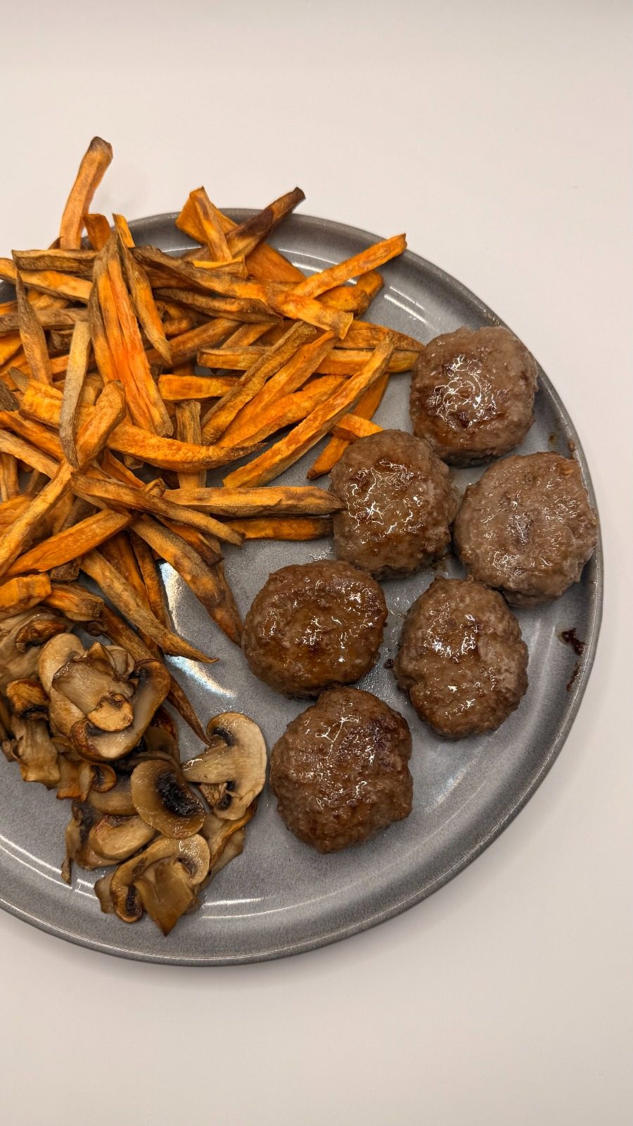 Boulettes, frites de patate douce et champignons
